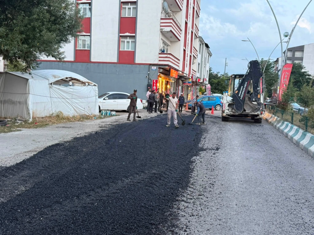 TAŞLIÇAY’DA YOLLAR ASFALTLANIYOR: BELEDİYE EKİPLERİ 7/24 SAHADA