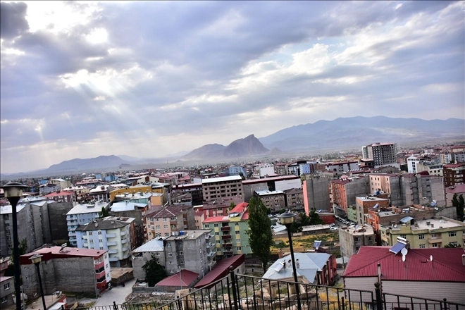 SONBAHAR DOĞUBAYAZIT’A SOĞUK RÜZGÂRLARLA GELDİ