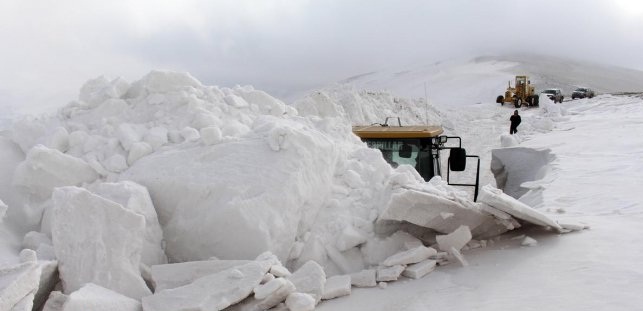 4 METRE YÜKSEKLİĞİNDE KAR