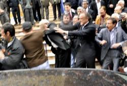 Saldırgan Ahmet Türk`ün Burnunu Kırdı