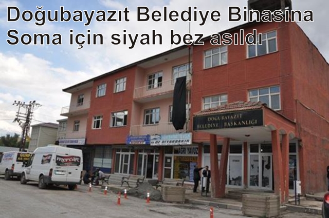 Doğubayazıt Belediye Binasına Soma için siyah bez asıldı
