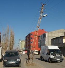 Elektrik Direkleri Refüj Oldu