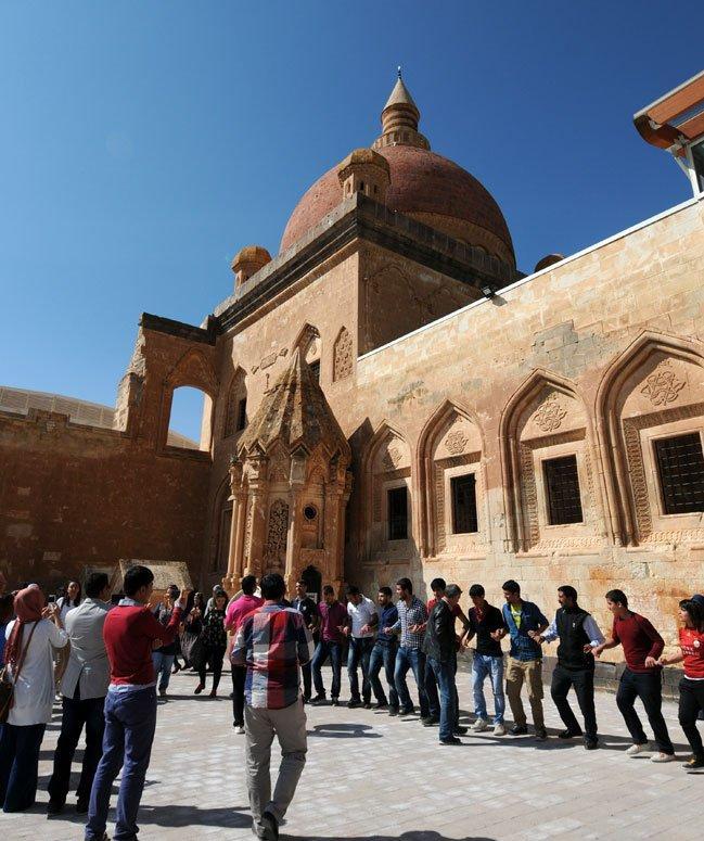İshakpaşa Sarayı`nda Türkçe ve Kürtçe Şarkılar Eşliğinde Halay