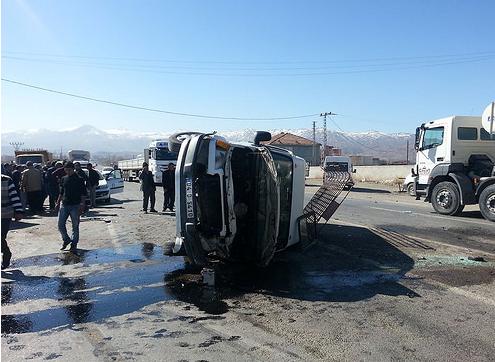 DOĞUBAYAZIT`TA TRAFİK KAZASI 2`Sİ AĞIR 13 YARALI