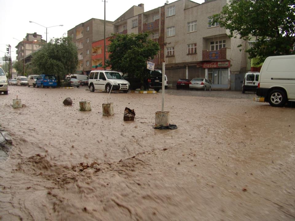DOĞUBAYAZIT`TA YAĞIŞ DERELERİ TAŞIRDI