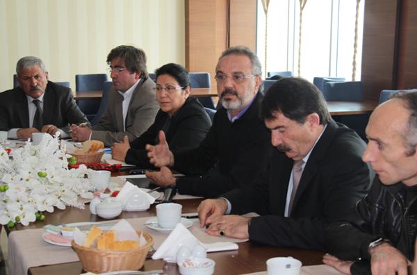 AĞRI`DA BDP EŞBAŞKAN ADAYLARI BASIN`IN KARŞISINDA