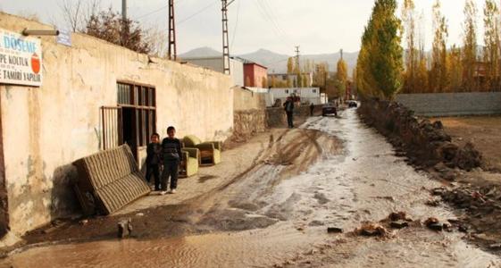 DOĞU BEYAZIT`TA SU ŞEBEKESİ PATLADI