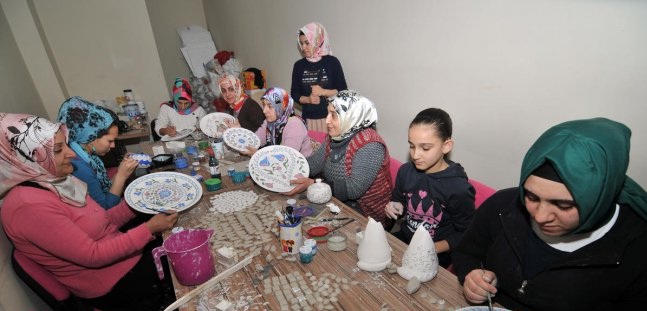 KADINLAR TOPRAKTAN ÜRETİYOR