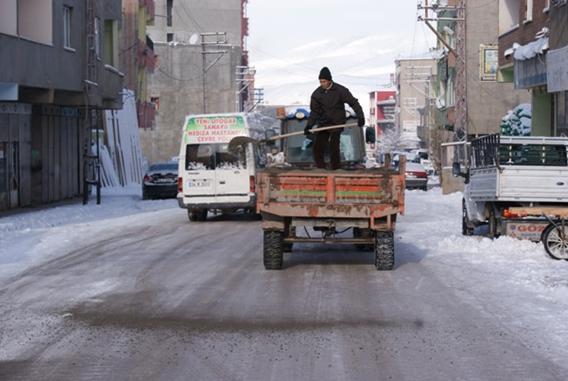 DOĞUBAYAZIT BELEDİYESİ TUZLAMA ÇALIŞMASI BAŞLATTI